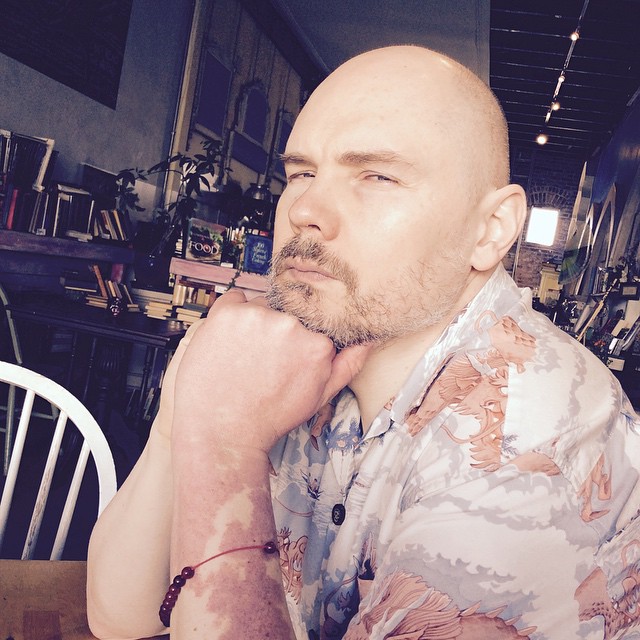 "Living the dream" é a legenda desta foto que Billy Corgan postou no Instagram dos Smashing Pumpkins https://instagram.com/p/zIW5z4n60B/